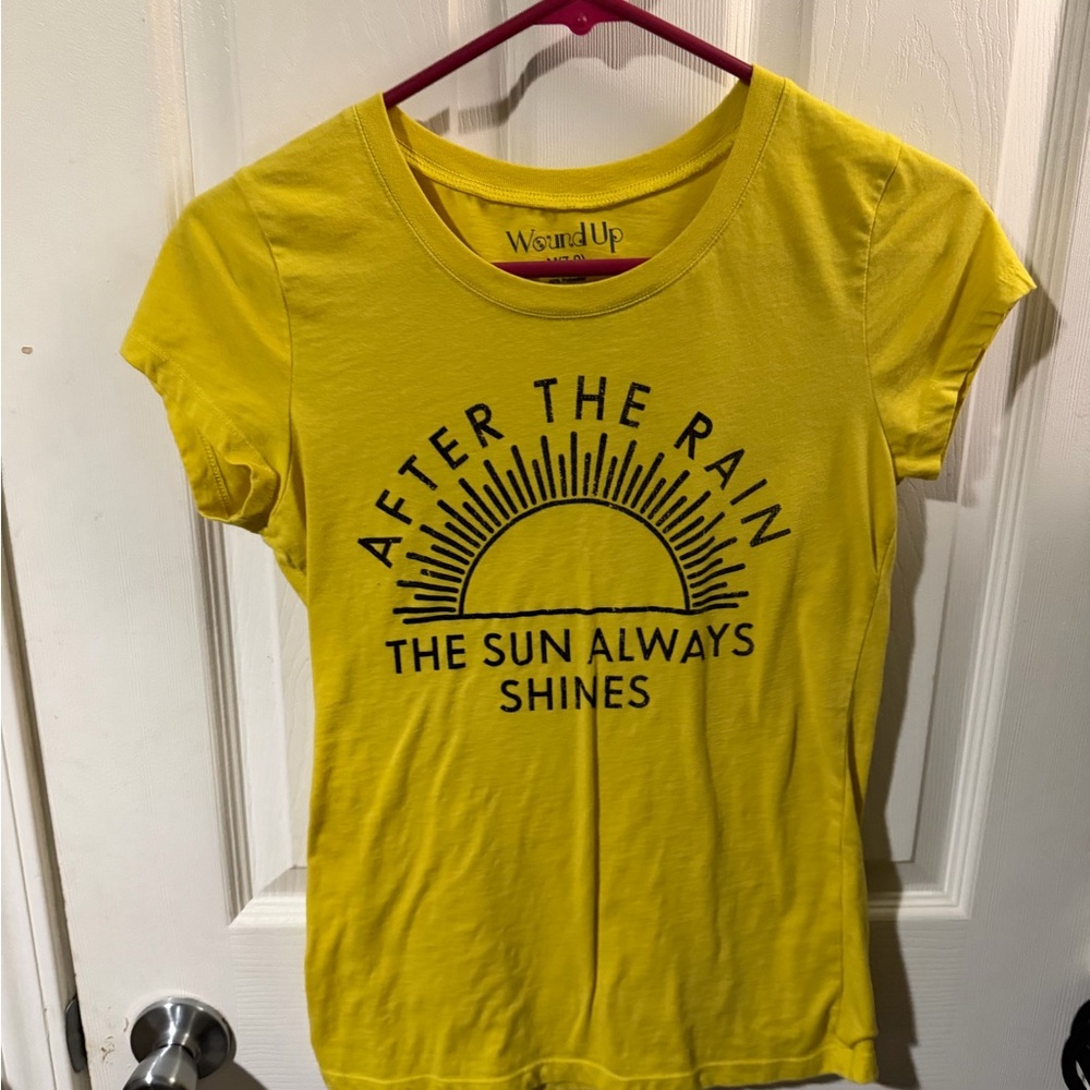❣️❄️Wound Up Bright Yellow Sun Tee